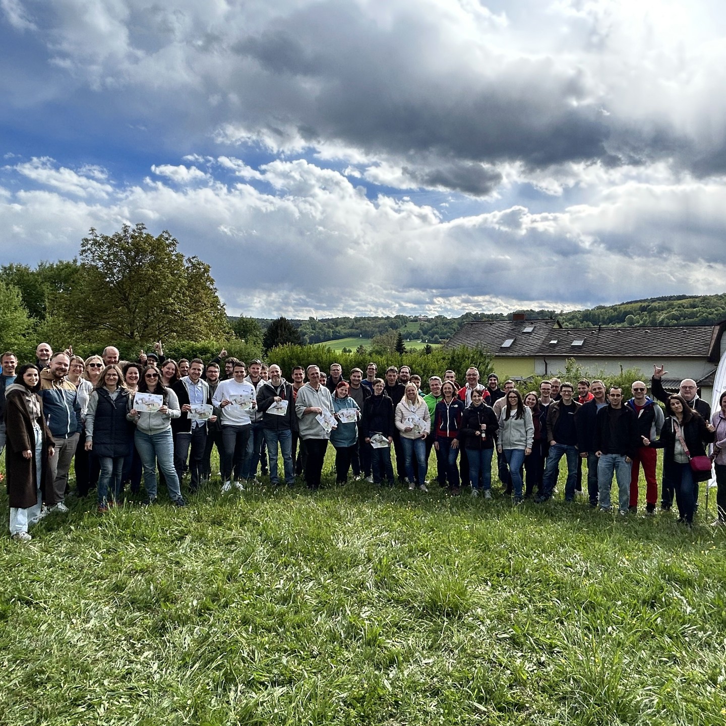 über 50 Teilnehmer:innen beim Firmenevent von rmDATA bei der Teamchallenge