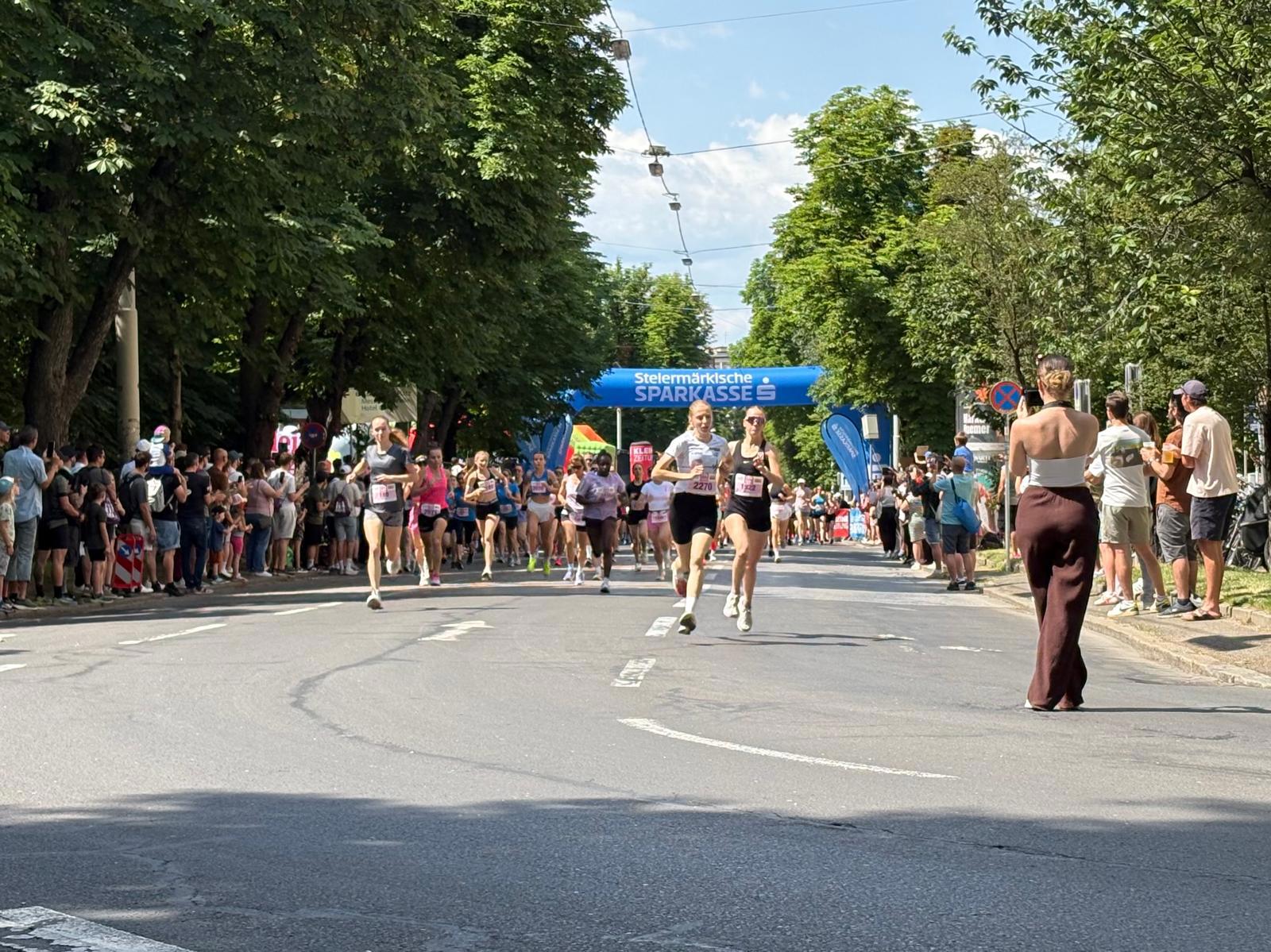 Anna Gröll und Emily Adenstedt in Führung beim Ladies Run Graz